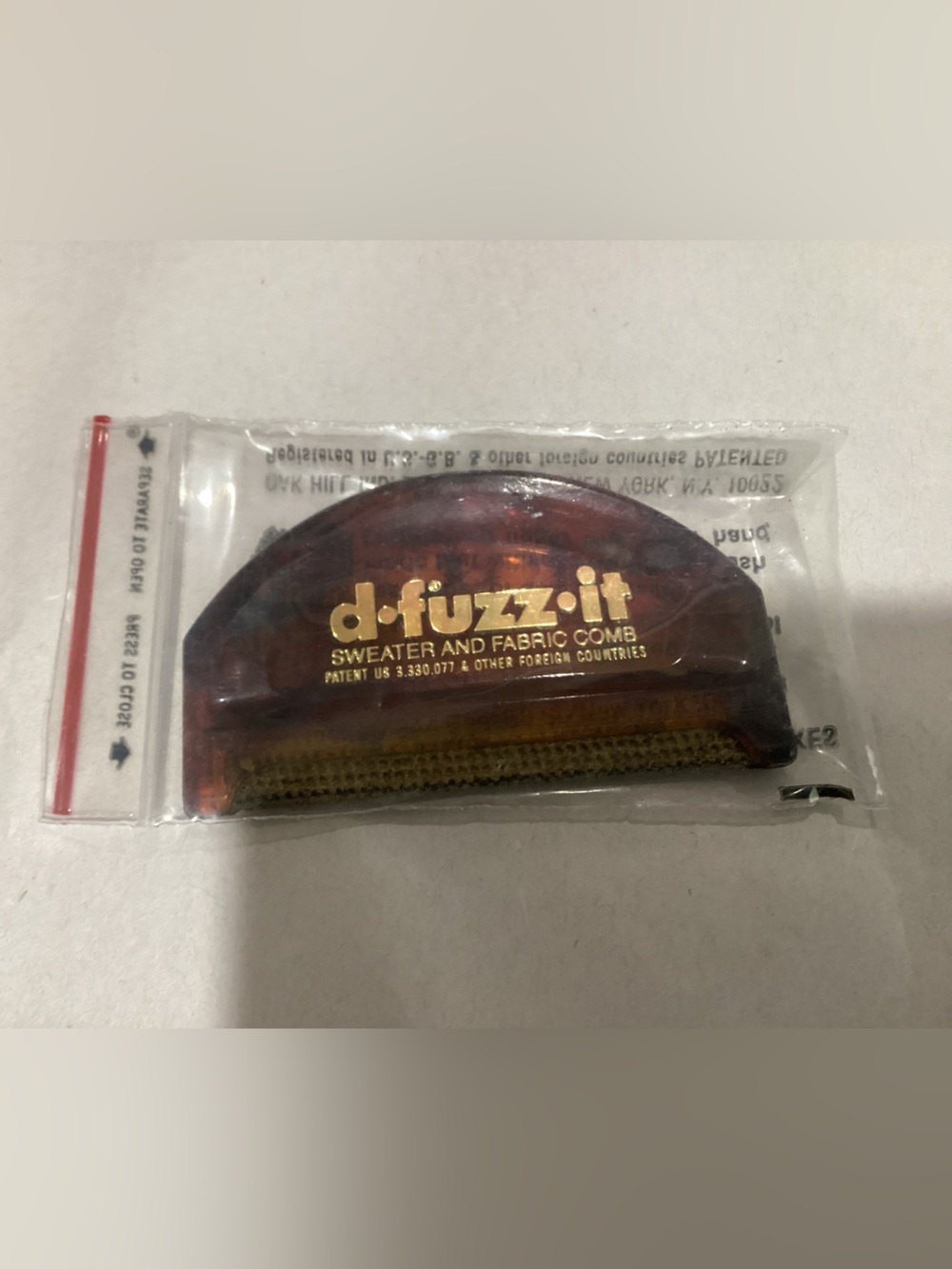 Vtg. De-Fuzz-It sweater and fabric comb for removing lint and pilling.